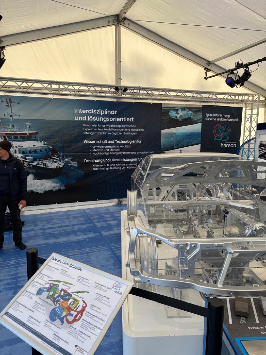 The plexiglass car model with magnesium components represents Hereon's research into sustainable mobility. Photo: Hereon/Torsten Fischer