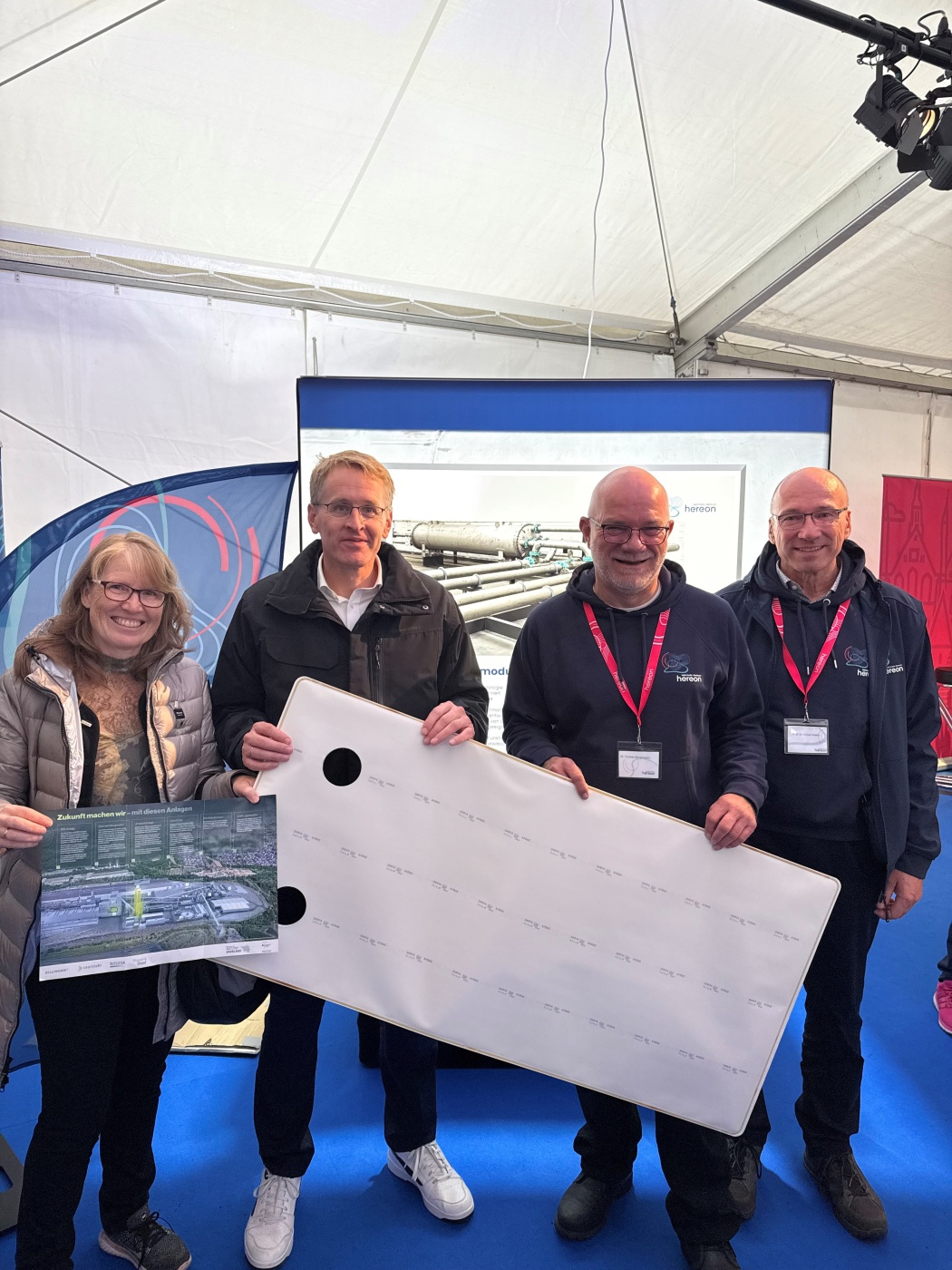 Schleswig-Holstein's Minister President Daniel Günther also stopped by and spoke with the Hereon scientists Volker Abetz and Torsten Brinkmann and also with Susanne Bethlehem-Seidel from Dillinger to learn more about membrane research at Hereon. Photo: Hereon/Patrick Kalb-Rottmann