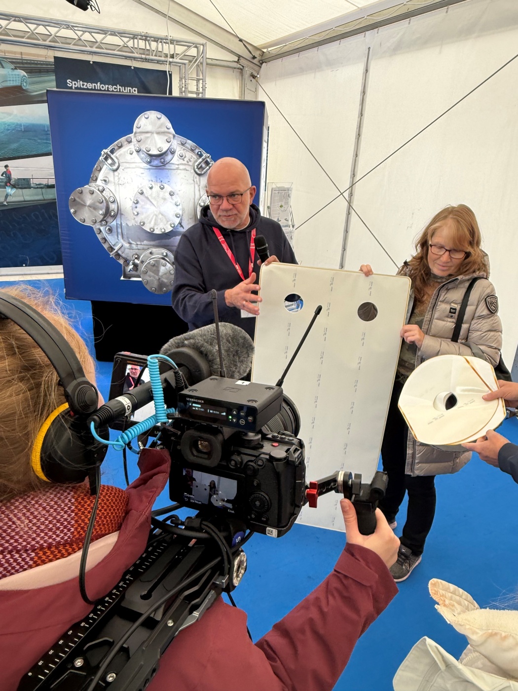 Our scientists also appeared on camera and talked about Hereon membrane technology in an interview with the Saarland State Chancellery. In the photo: Torsten Brinkmann (HEreon) and Susanne Bethlehem-Seidel (Dillinger). Photo: Hereon/Patrick Kalb-Rottmann