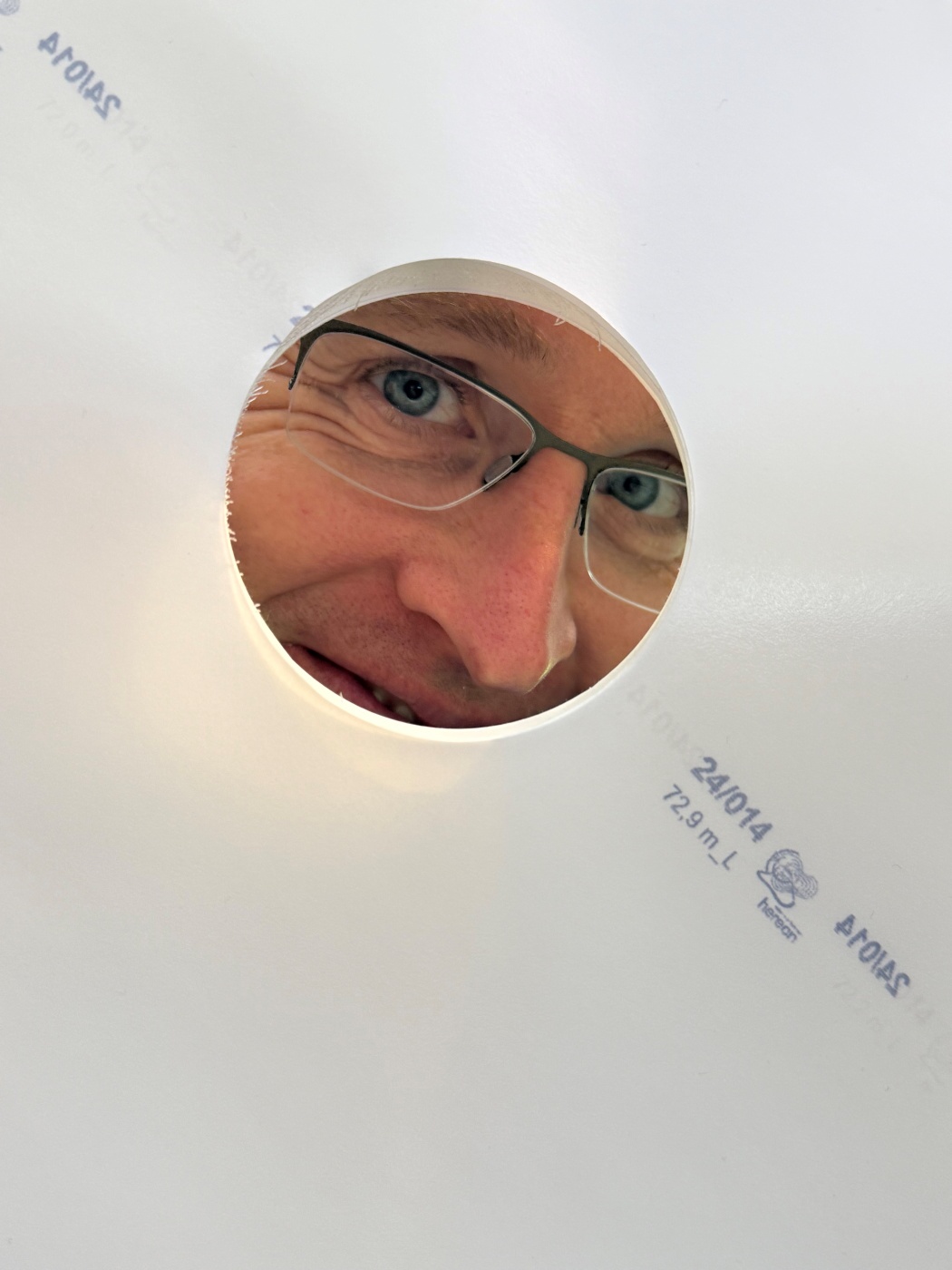 Prime Minister Daniel Günther took a close look at the membranes. Photo: Hereon/Patrick Kalb-Rottmann