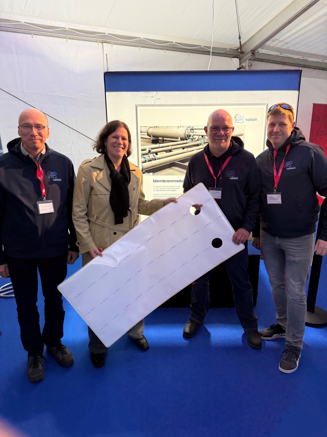 Kristina Herbst, President of the Schleswig-Holstein State Parliament, visited the Hereon stand. Scientists Volker Abetz (left) and Torsten Brinkmann (second from right) showed her the membranes developed at Hereon for CO2 separation. Also present: Patrick Kalb-Rottmann (right) from the Hereon communications team. Photo: Hereon/Torsten Fischer