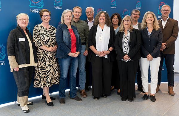 Gruppenfoto: Daniel Günther hat das Helmholtz-Zentrum Hereon besucht. Foto: Hereon/Steffen Niemann