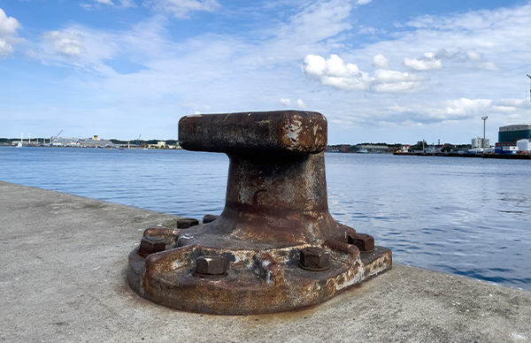 Korrodierter Poller am Kieler Hafen