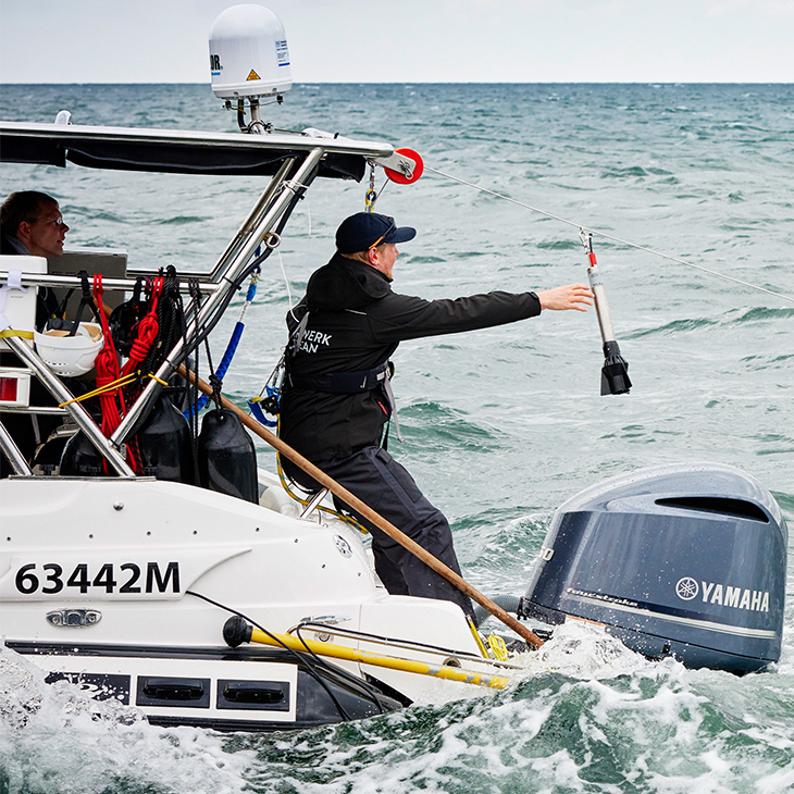 Vorbereiten der Schleppkette auf dem Schnellboot Eddy -Bild: Christian Schmid/Hereon-